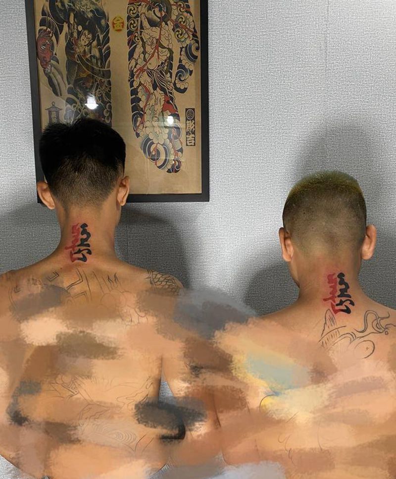 好基友同款纹身图片_颈部纹身图案