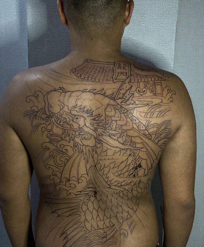 鱼跃龙门线条未完纹身图片_背部新传统纹身图案