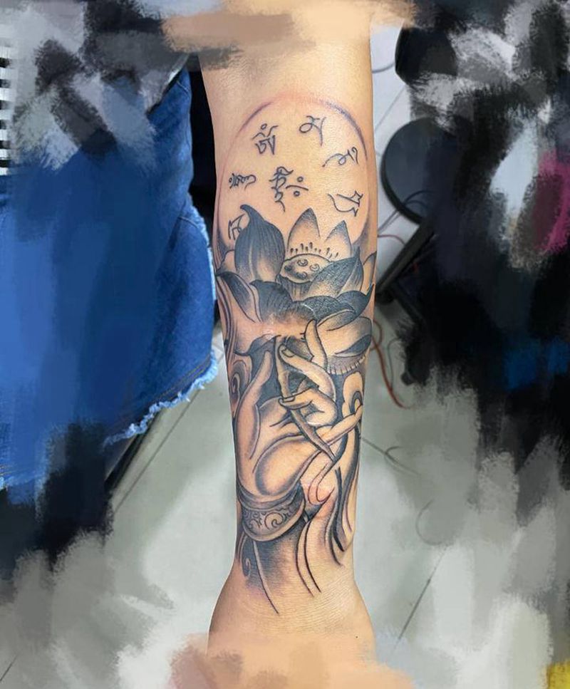 手举莲花纹身图片_手臂纹身图案