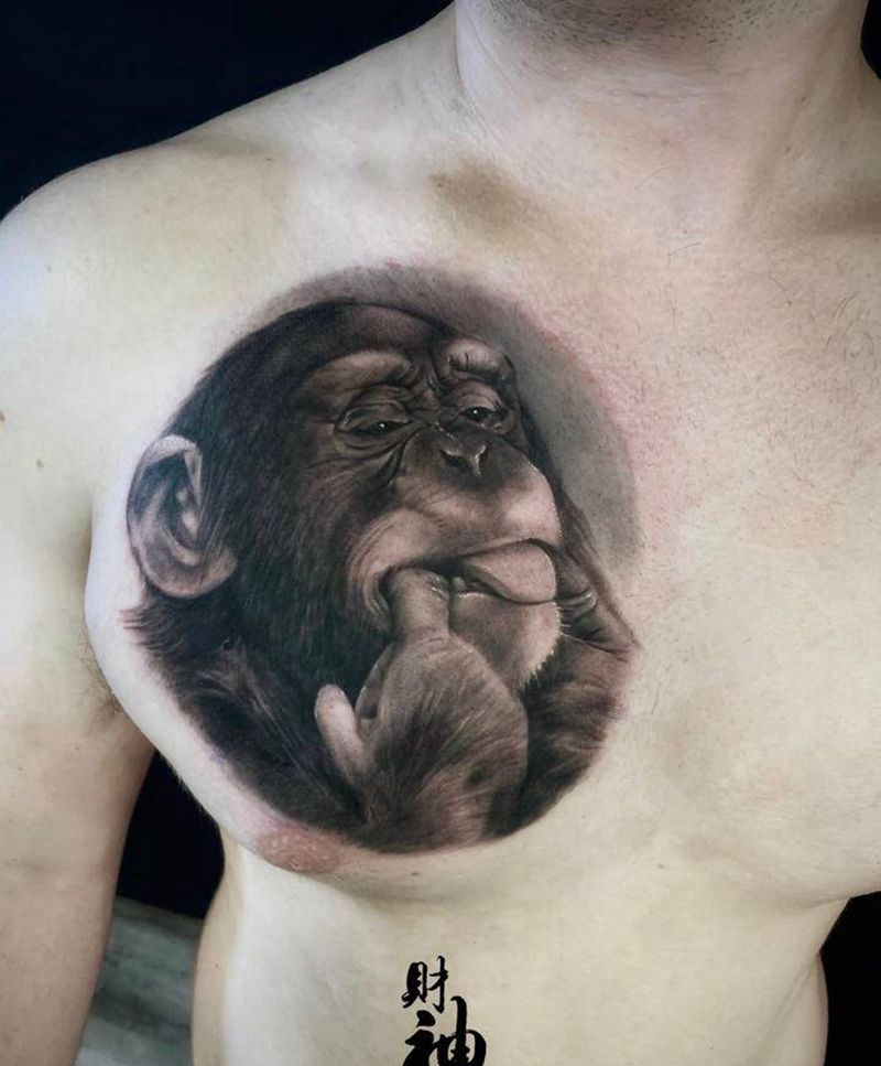 调皮的猩猩纹身图片_胸部欧美写实纹身图案