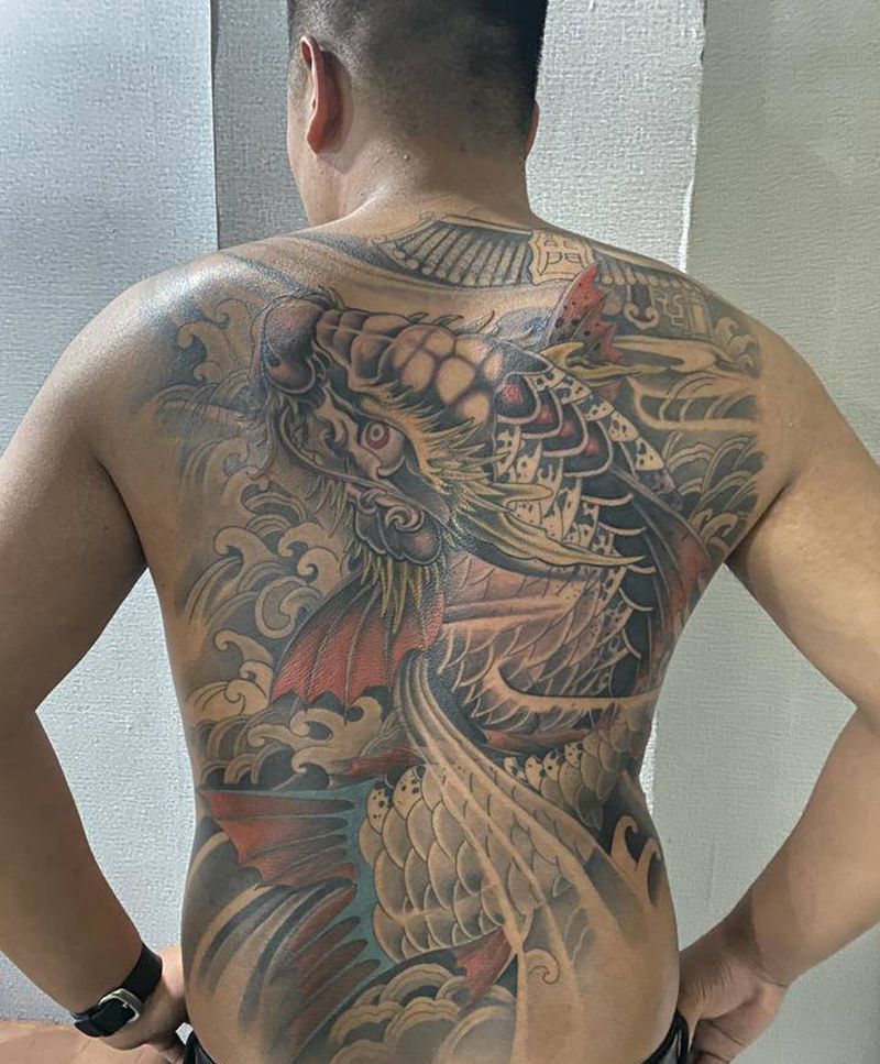 鱼跃龙门纹身图片_背部新传统纹身图案