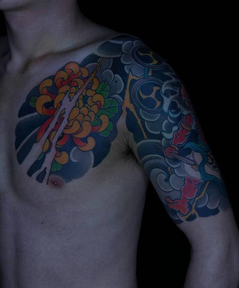 半甲，雷神，菊花.纹身图片_胸部肩部老传统纹身图案