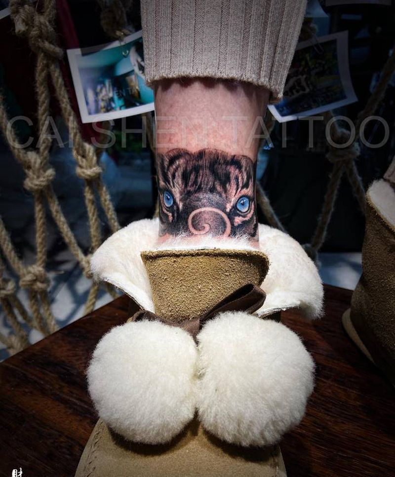 老虎穿貂纹身图片_腿部脚部老传统欧美写实纹身图案