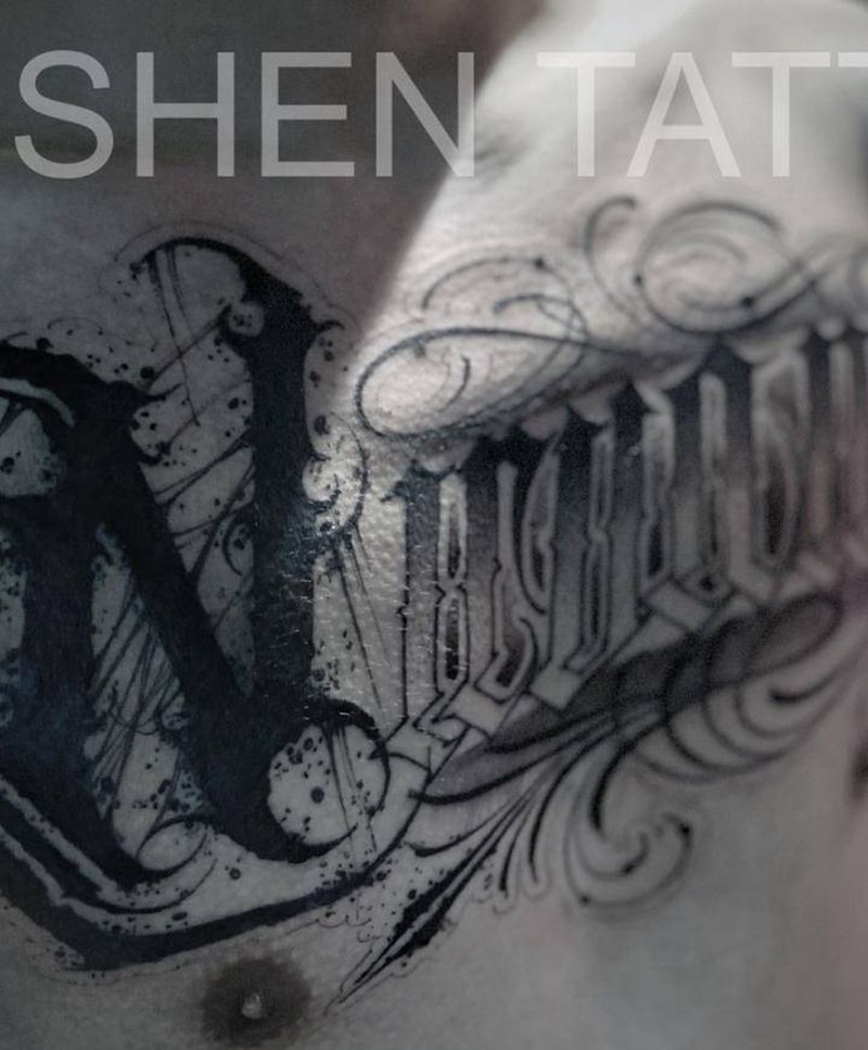 花体字纹身图片_胸部手臂花体字欧美写实纹身图案