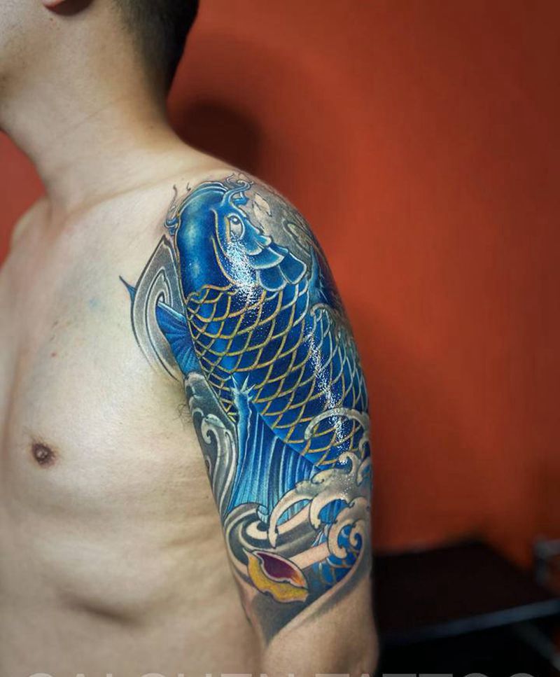 包大臂纹身图片_手臂肩部新传统鱼荷花水浪纹身图案