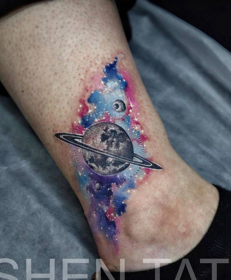 快乐星球纹身图片_腿部脚部水墨水彩星空纹身图案