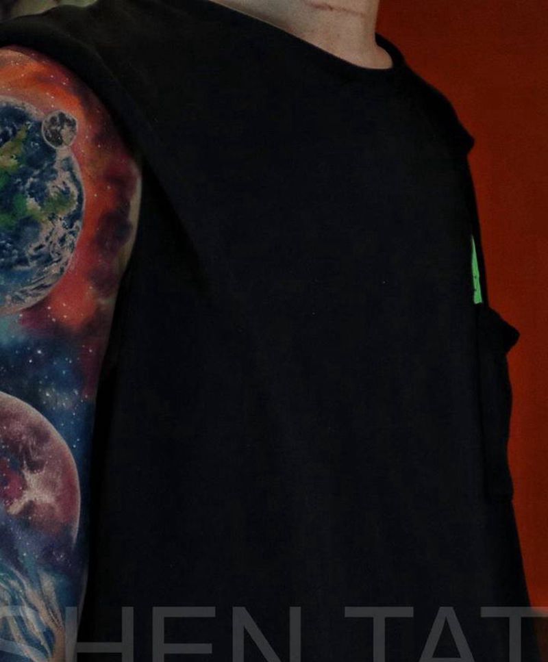 快乐星球纹身图片_手臂欧美写实星球纹身图案