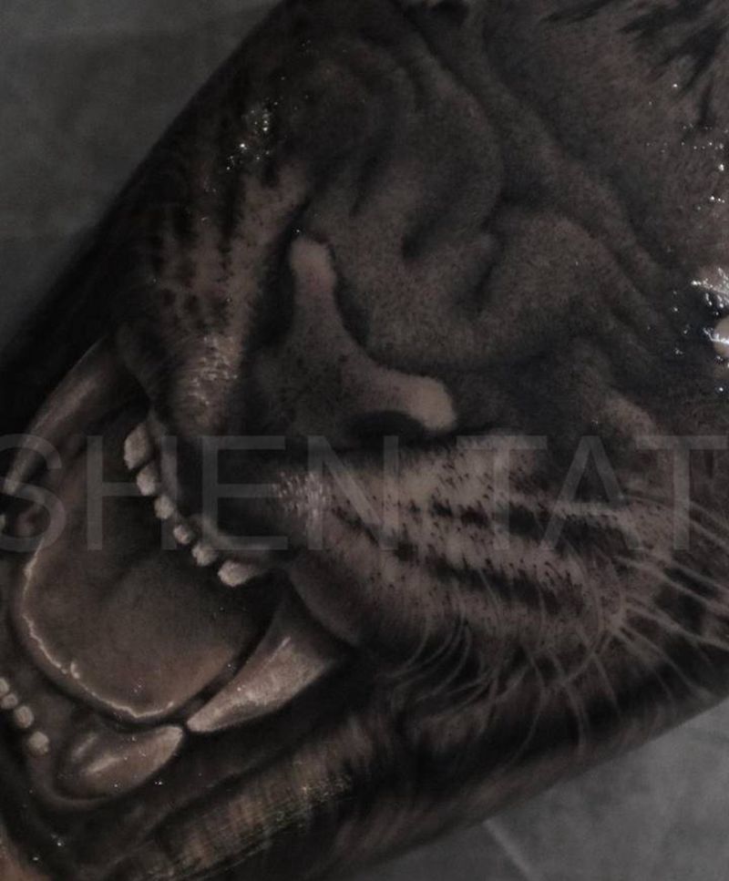 未完纹身图片_腿部欧美写实老虎纹身图案