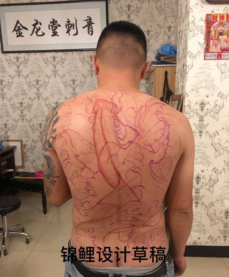 满背锦鲤初步割线纹身图片_背部新传统纹身图案