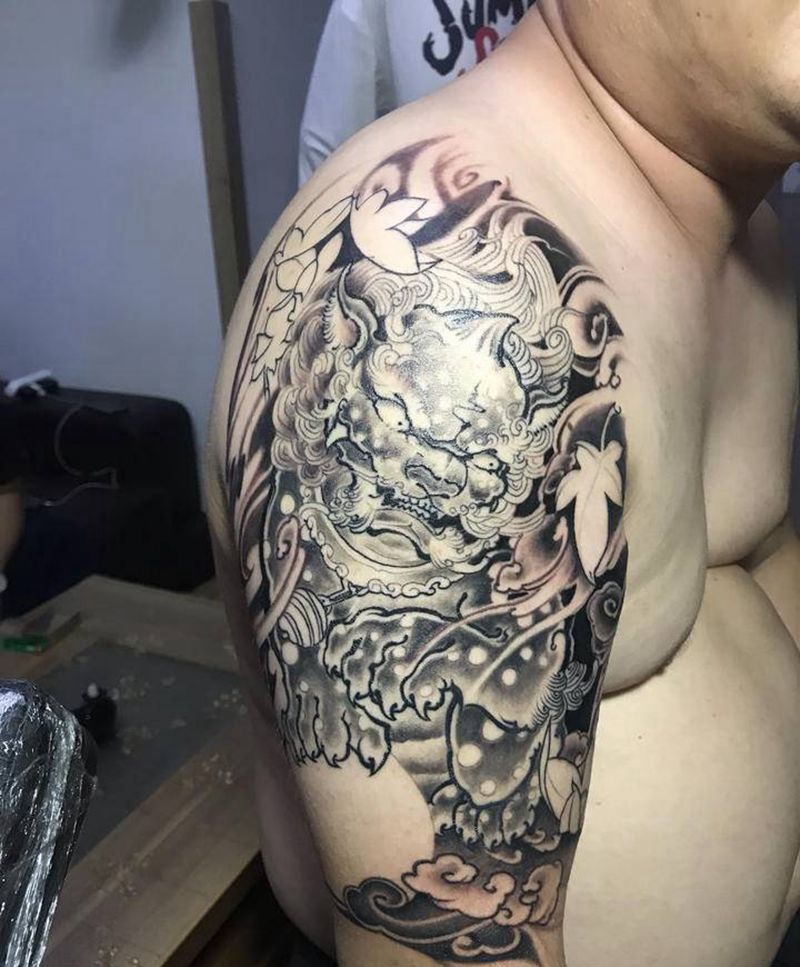 唐狮纹身图片_肩部新传统纹身图案