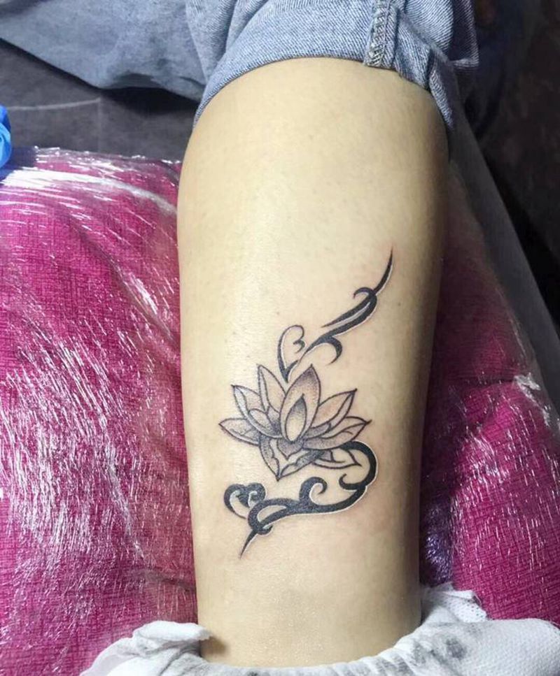 莲花纹身图片_腿部点刺纹身图案
