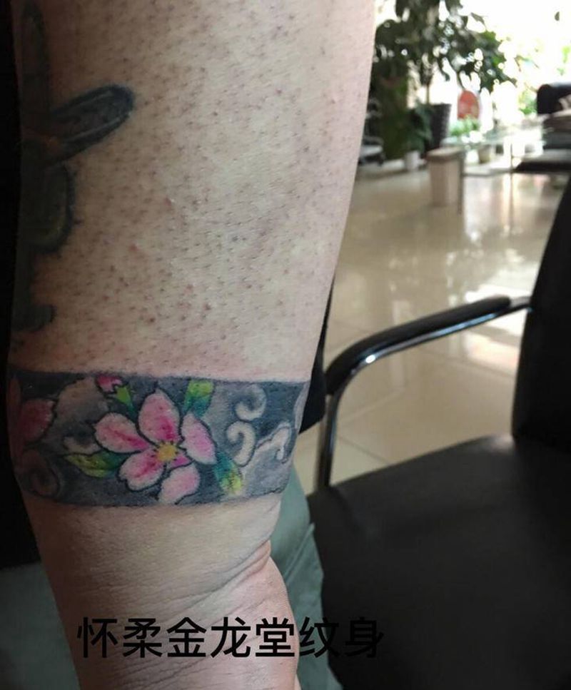 小臂接臂环纹身图片_手臂老传统纹身图案