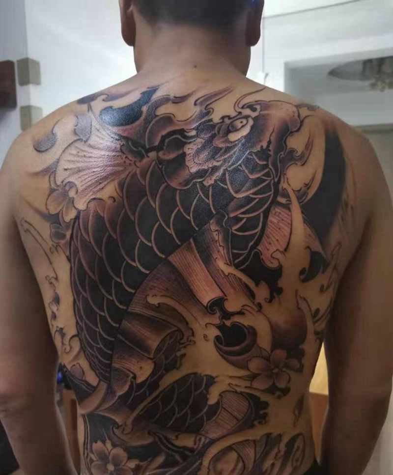 鲤鱼纹身图片_背部新传统纹身图案