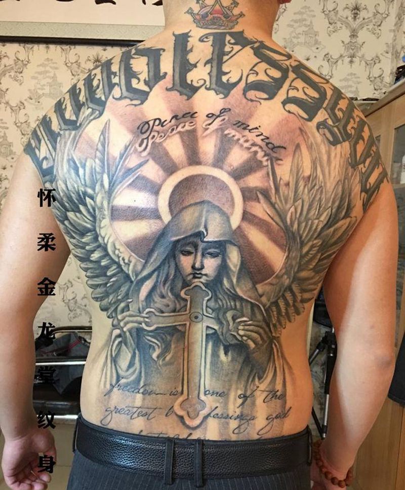 后背守护天使，十字架纹身图片_背部欧美写实纹身图案