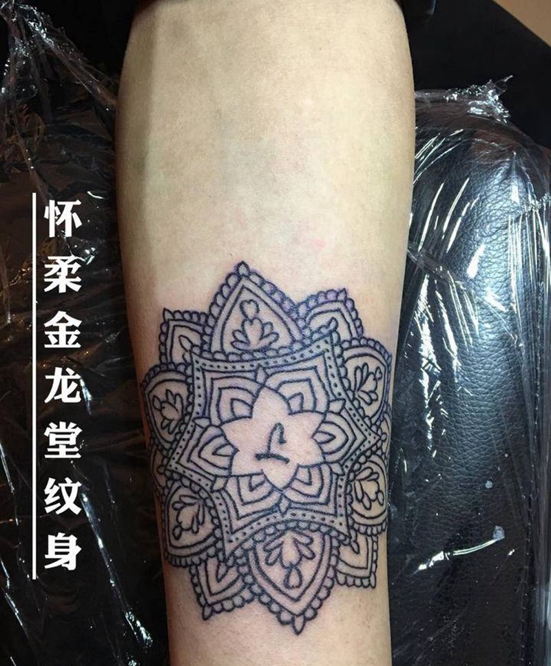 曼陀罗花纹身纹身图片_手臂点刺纹身图案