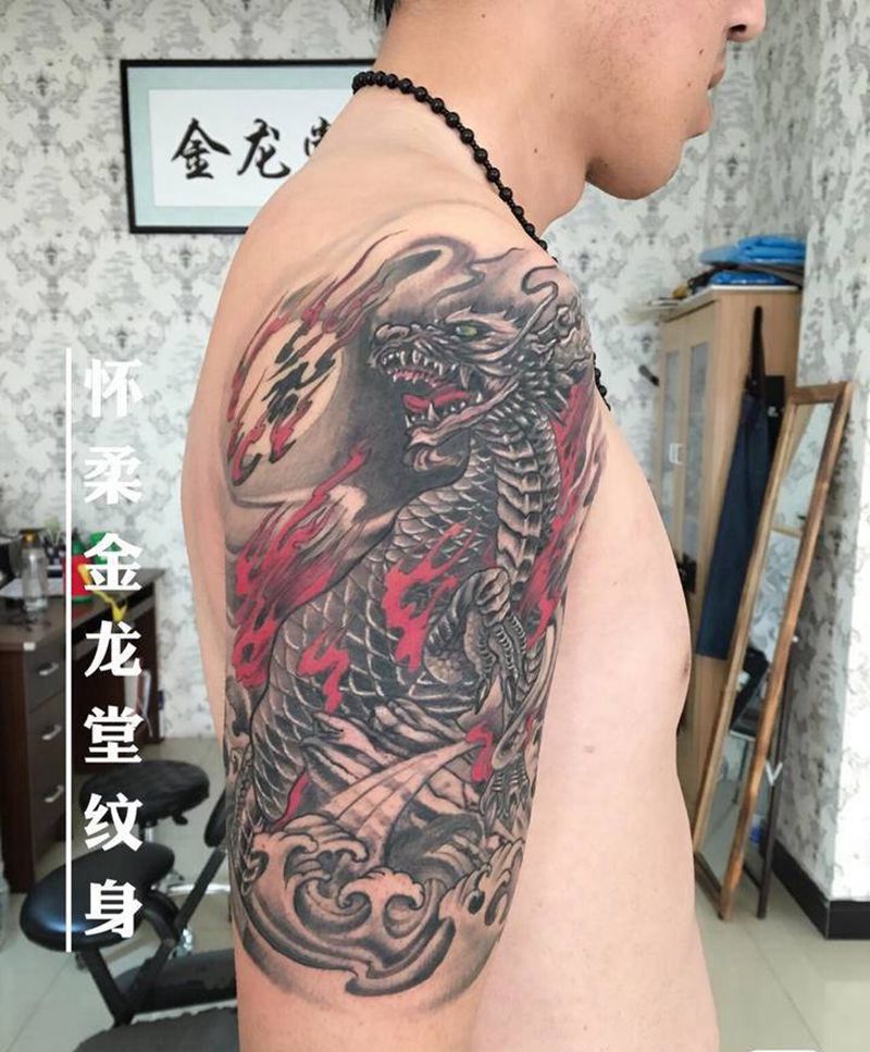 烈火麒麟纹身图片_手臂新传统纹身图案