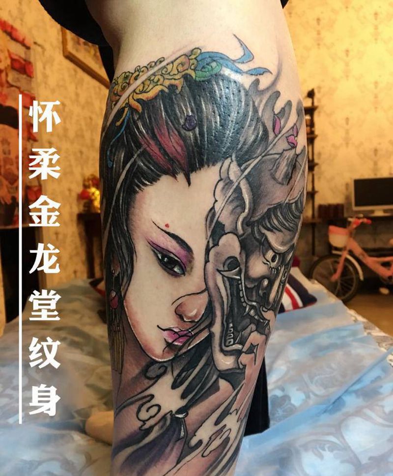 小腿彩色艺妓纹身图片_腿部新传统纹身图案