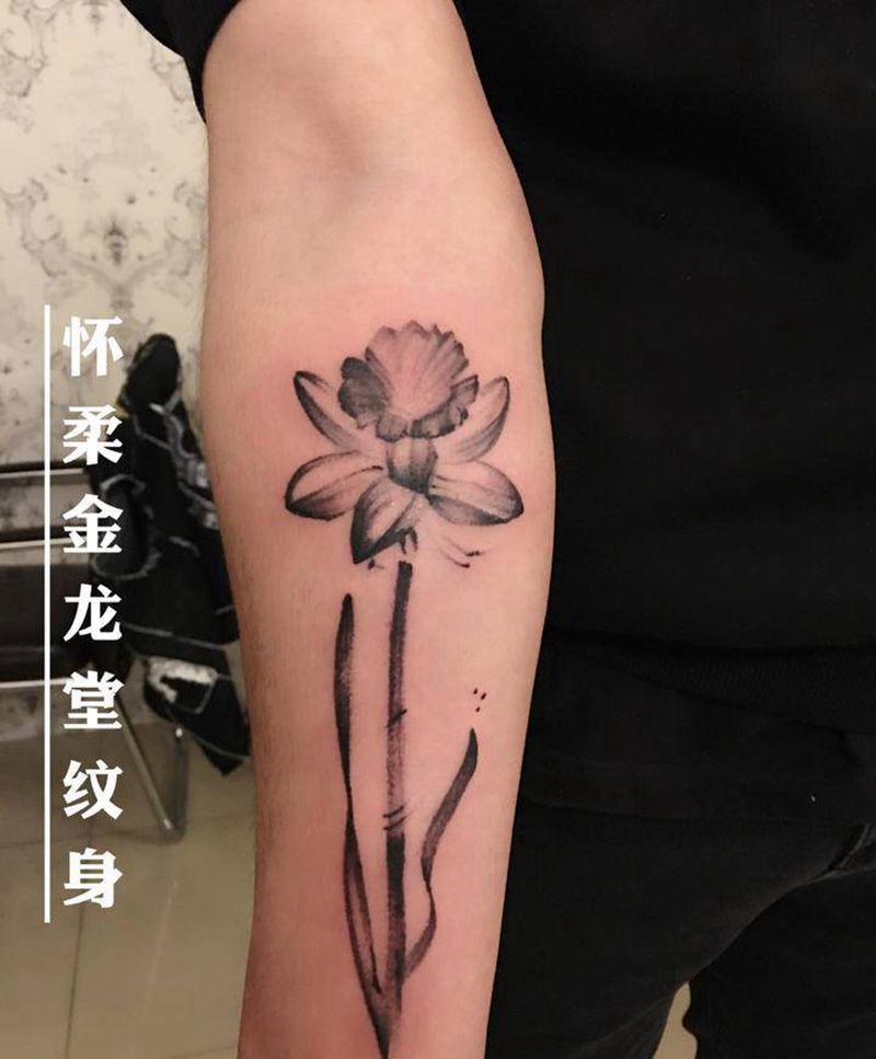 小臂睡莲纹身图片_手臂水墨纹身图案