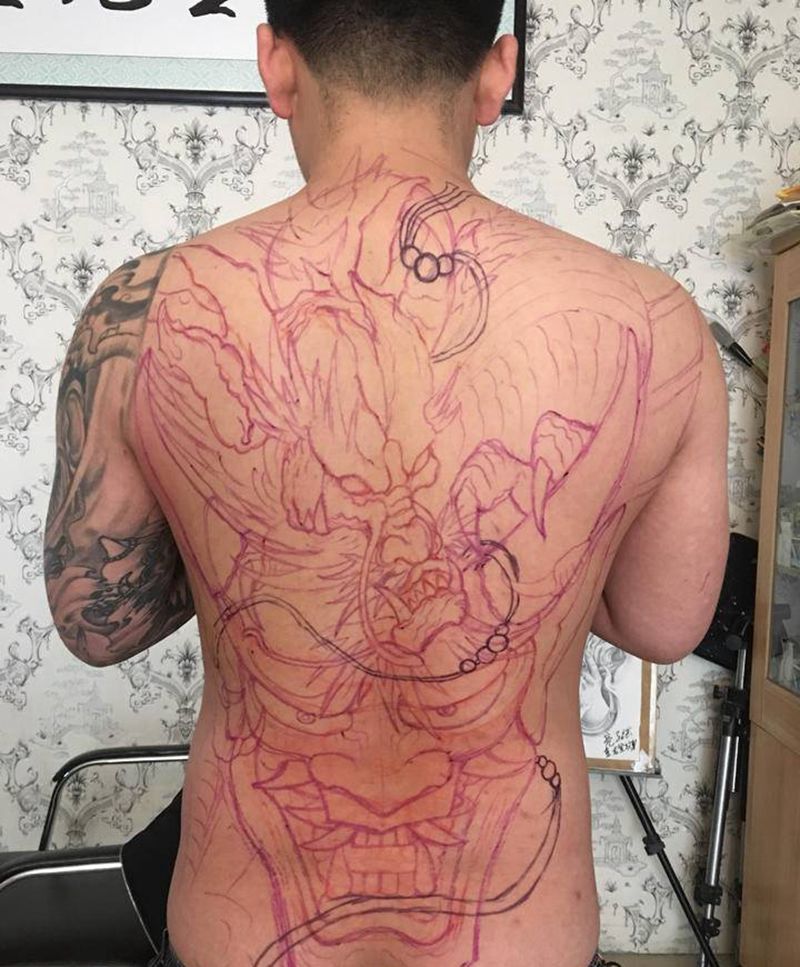 满背龙，面具初步割线纹身图片_背部新传统纹身图案
