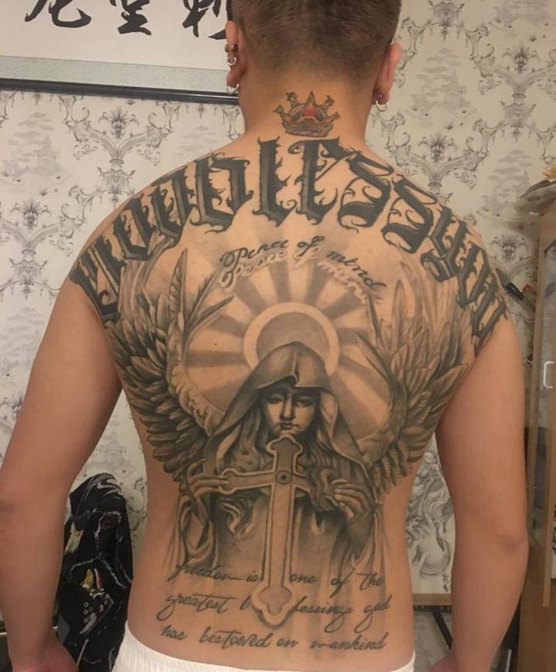 恢复一年的效果图纹身图片_背部欧美写实纹身图案