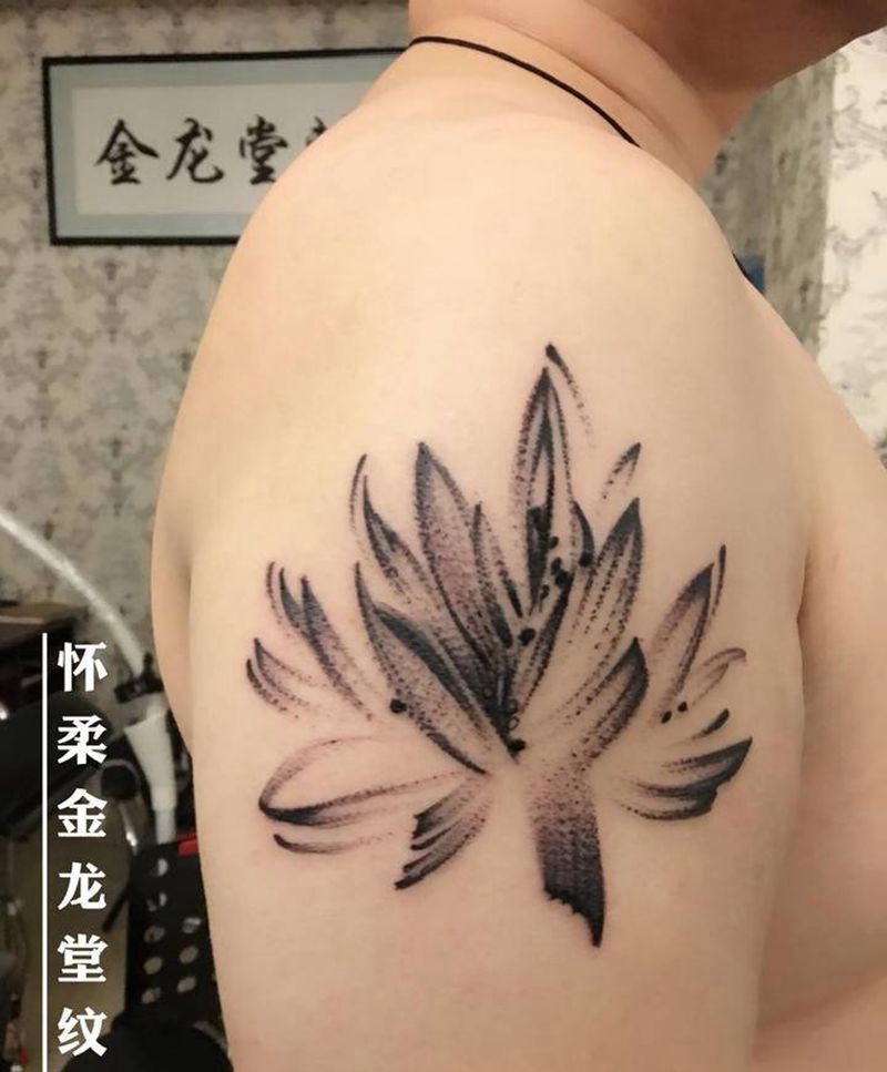 水墨莲花纹身图片_手臂水墨纹身图案