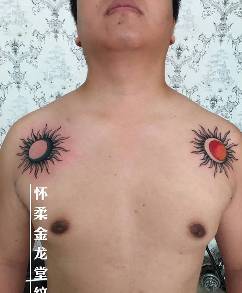 日月同辉纹身图片_肩部欧美写实纹身图案