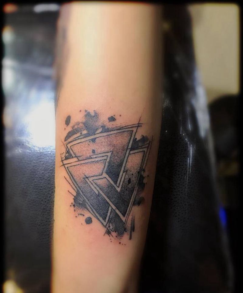 甩针纹身图片_手臂纹身图案