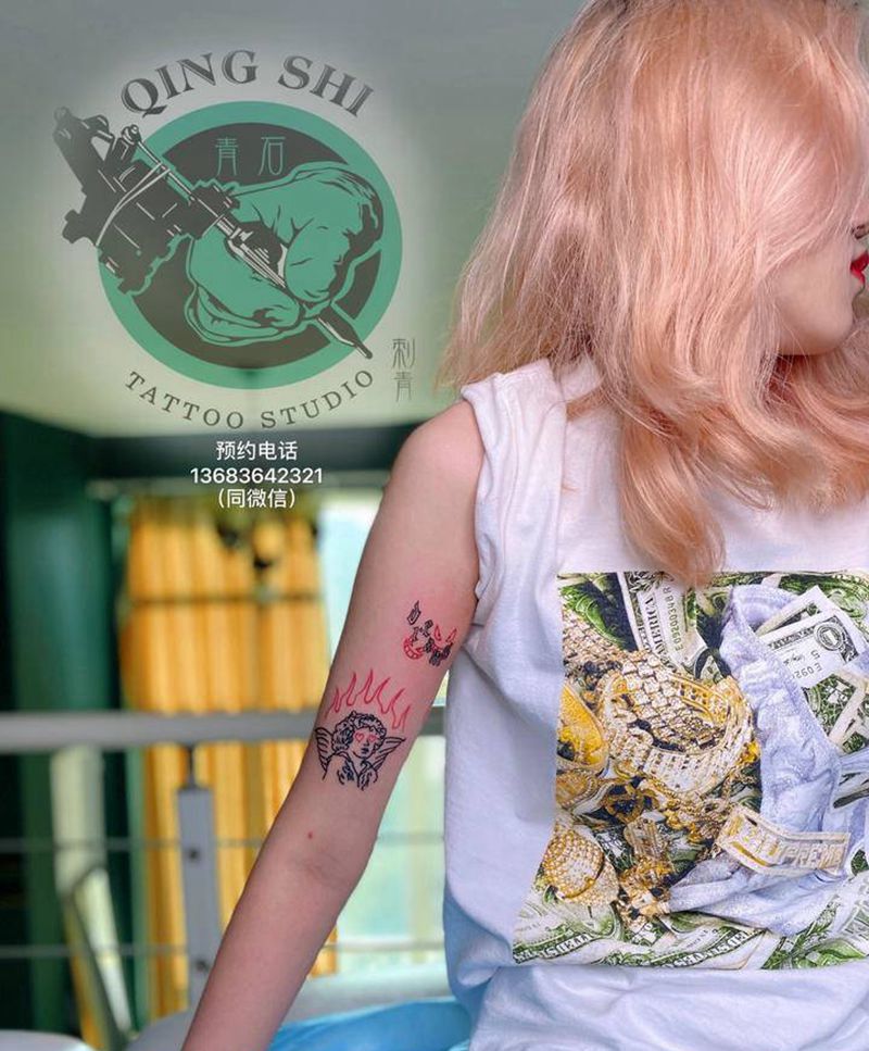 花臂拼接纹身图片_手臂Old School线条丘比特纹身图案