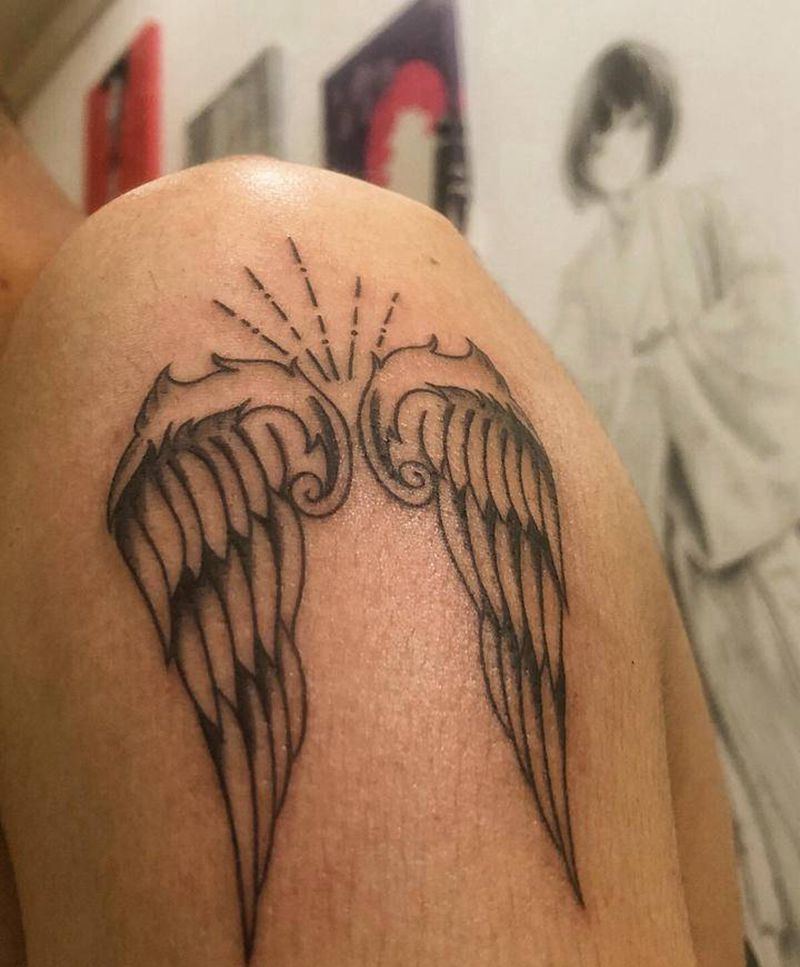翅膀纹身图片_手臂Old School翅膀纹身图案