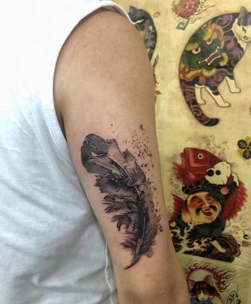 羽毛纹身图片_手臂水墨新传统羽毛纹身图案