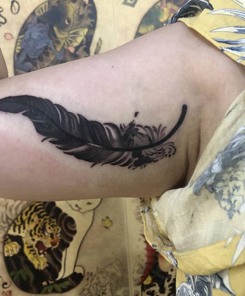 羽毛遮盖纹身图片_手臂新传统欧美写实羽毛遮盖纹身图案