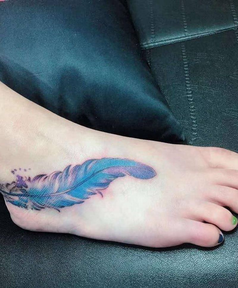 水彩羽毛纹身图片_脚部水彩水墨羽毛纹身图案