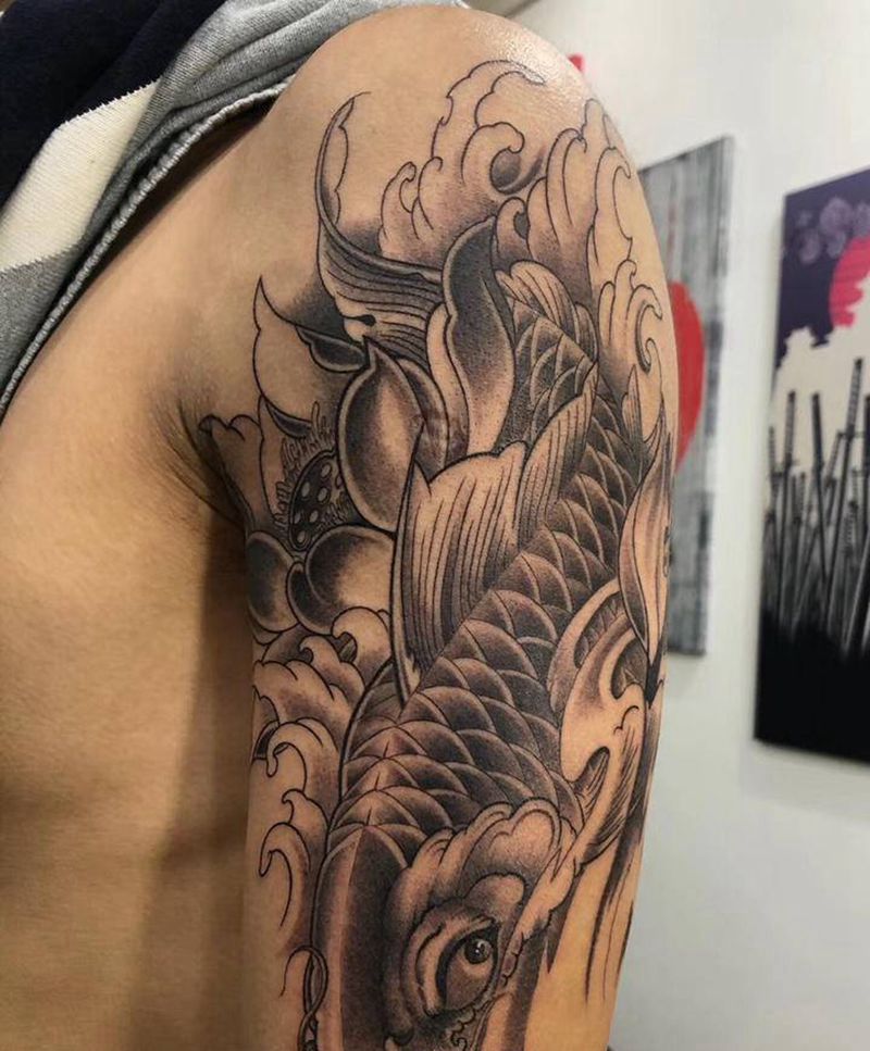 鲤鱼纹身图片_手臂肩部新传统鲤鱼纹身图案