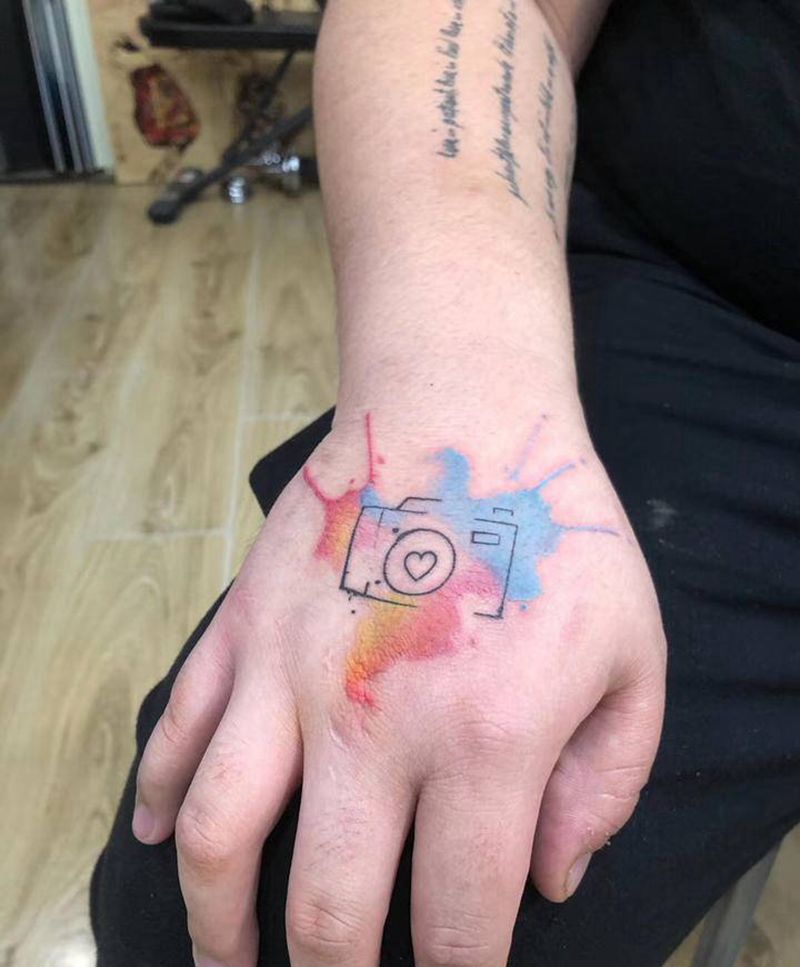 相机纹身图片_手部水彩水墨相机纹身图案