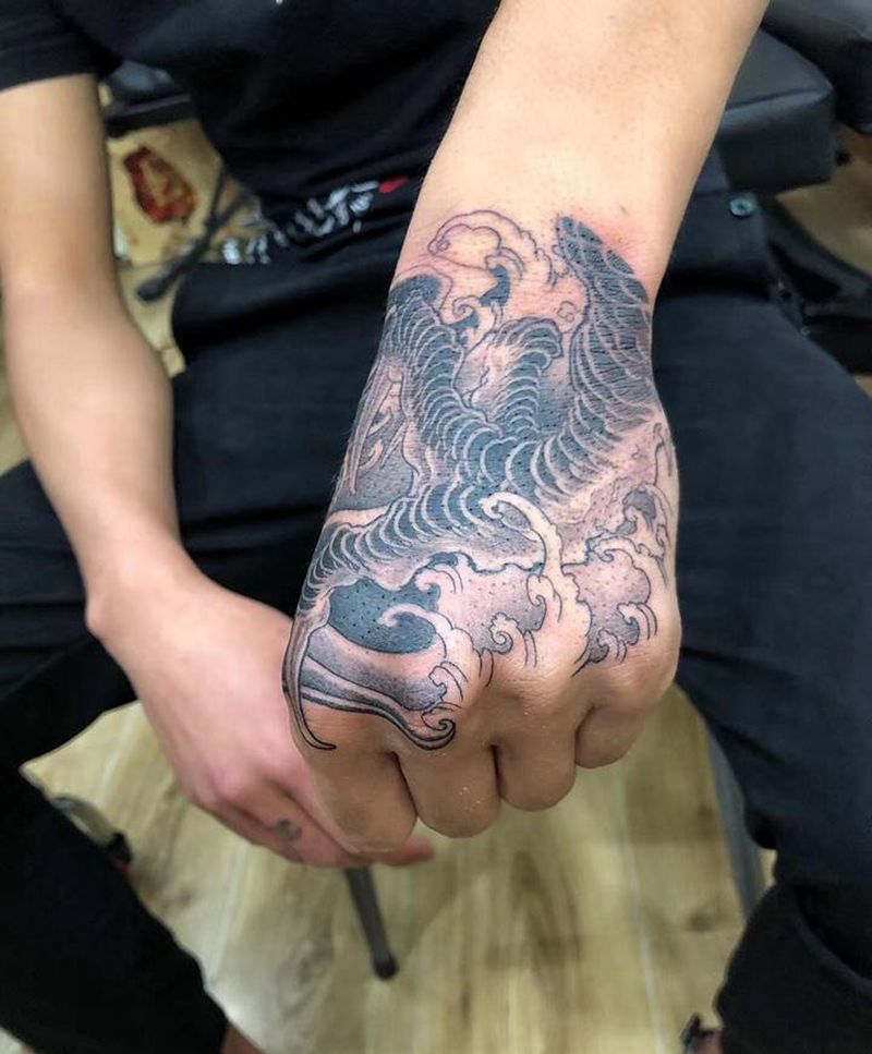 龙爪纹身图片_手部新传统龙爪纹身图案