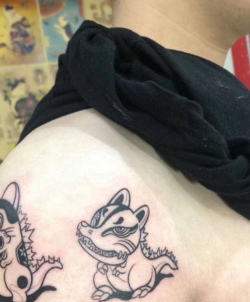 暗黑卡通怪兽纹身图片_肩部手臂图腾小怪兽纹身图案