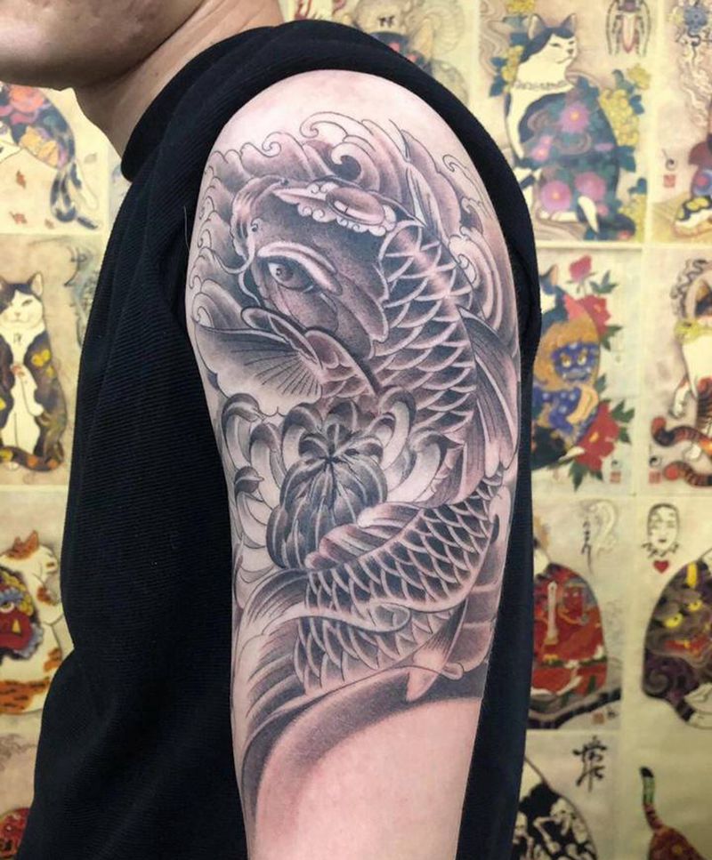 鲤鱼纹身图片_手臂肩部老传统鲤鱼纹身图案