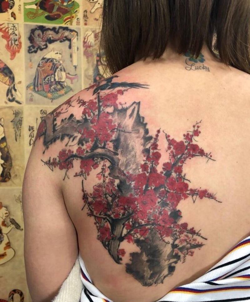 梅花纹身图片_肩部背部水墨梅花喜鹊纹身图案