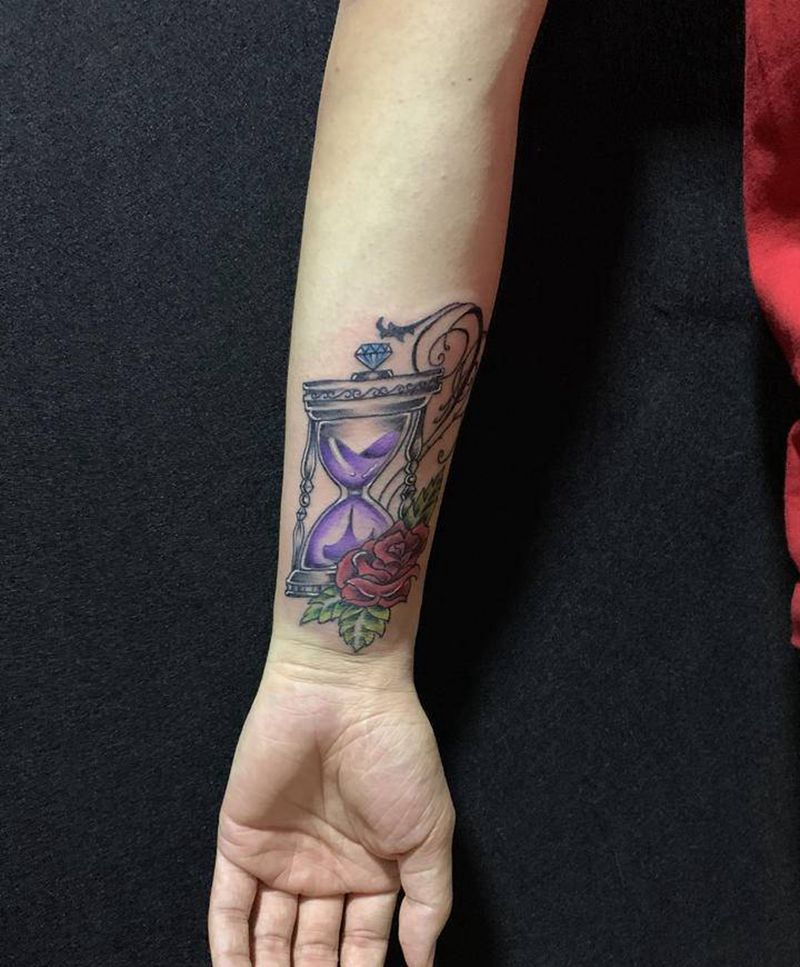 沙漏纹身图片_New School纹身图案