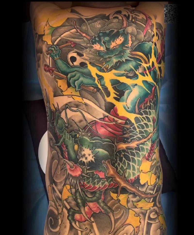 《雷神降龙》纹身图片_背部新传统龙雷神银杏叶纹身图案