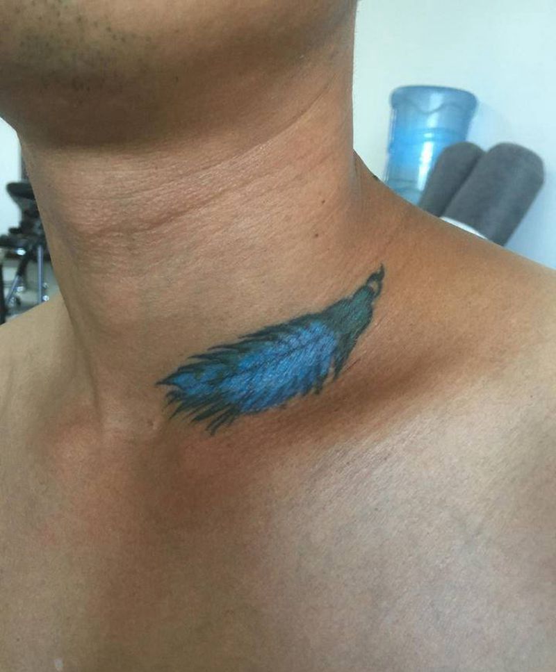 遮盖纹身图片_颈部胸部水彩莲花纹身图案