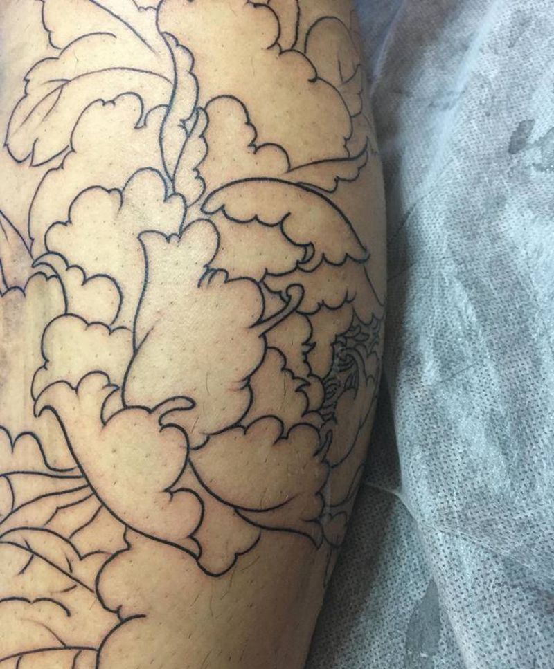 线纹身图片_腿部新传统牡丹纹身图案