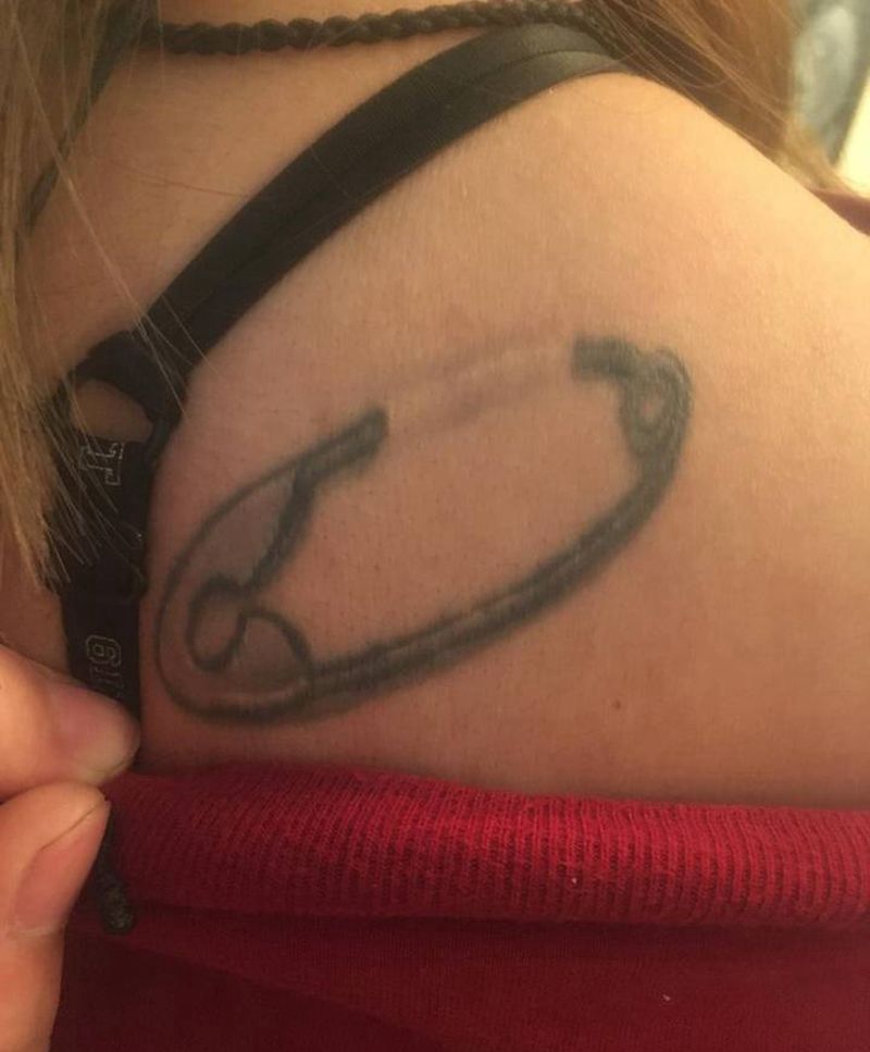 大麻叶纹身图片_肩部New School纹身图案