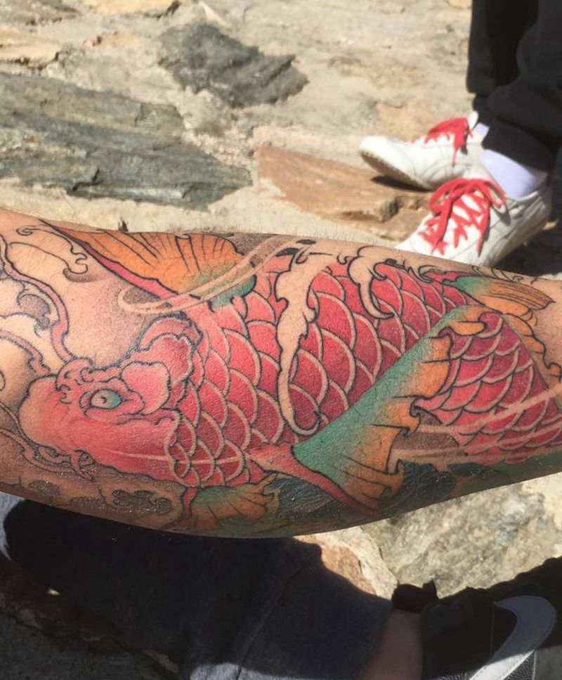 鲤鱼纹身图片_腿部新传统鱼纹身图案