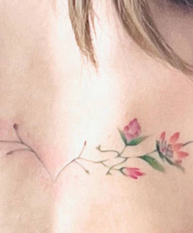 花纹身图片_肩部背部水彩纹身图案