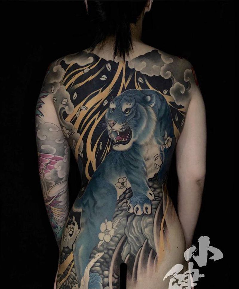 虎啸惊天纹身图片_背部新传统虎纹身图案