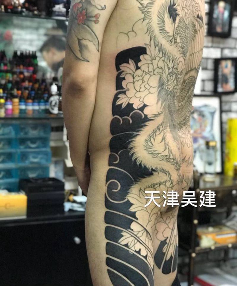 未完成纹身图片_腰部老传统纹身图案