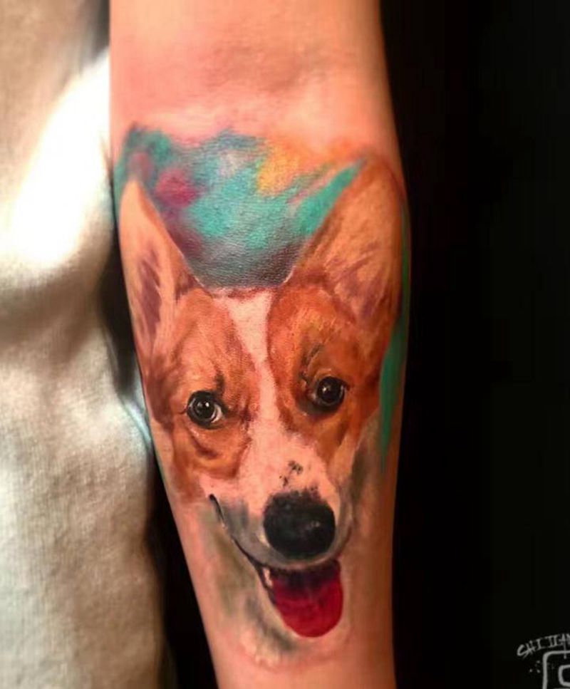 柯基纹身图片_手部欧美写实纹身图案