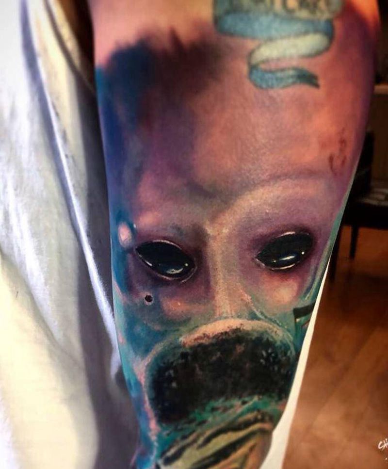 凝视地球纹身图片_手臂欧美写实纹身图案