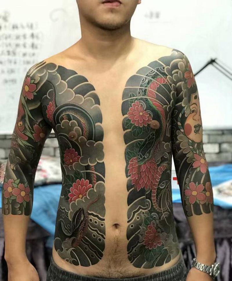 开衫纹身图片_胸部新传统纹身图案